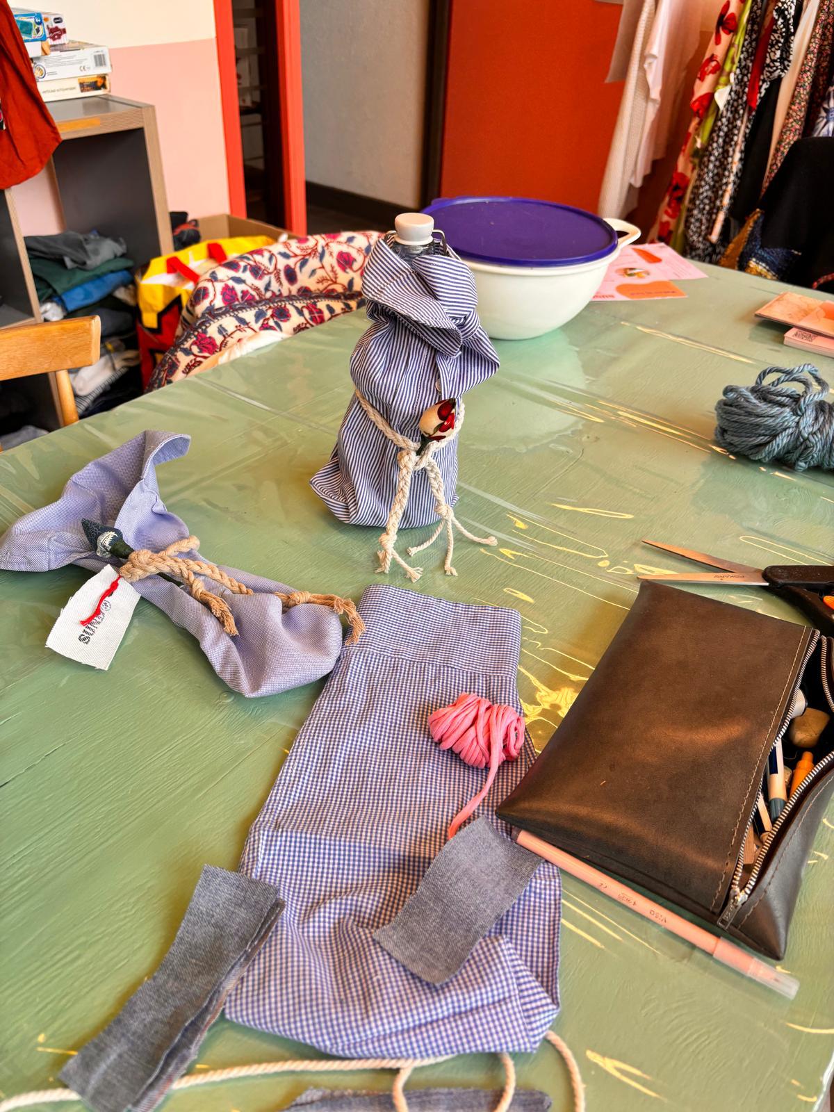 Deelnemer creatief aan het werk bij dagbesteding Sund in Heeze
